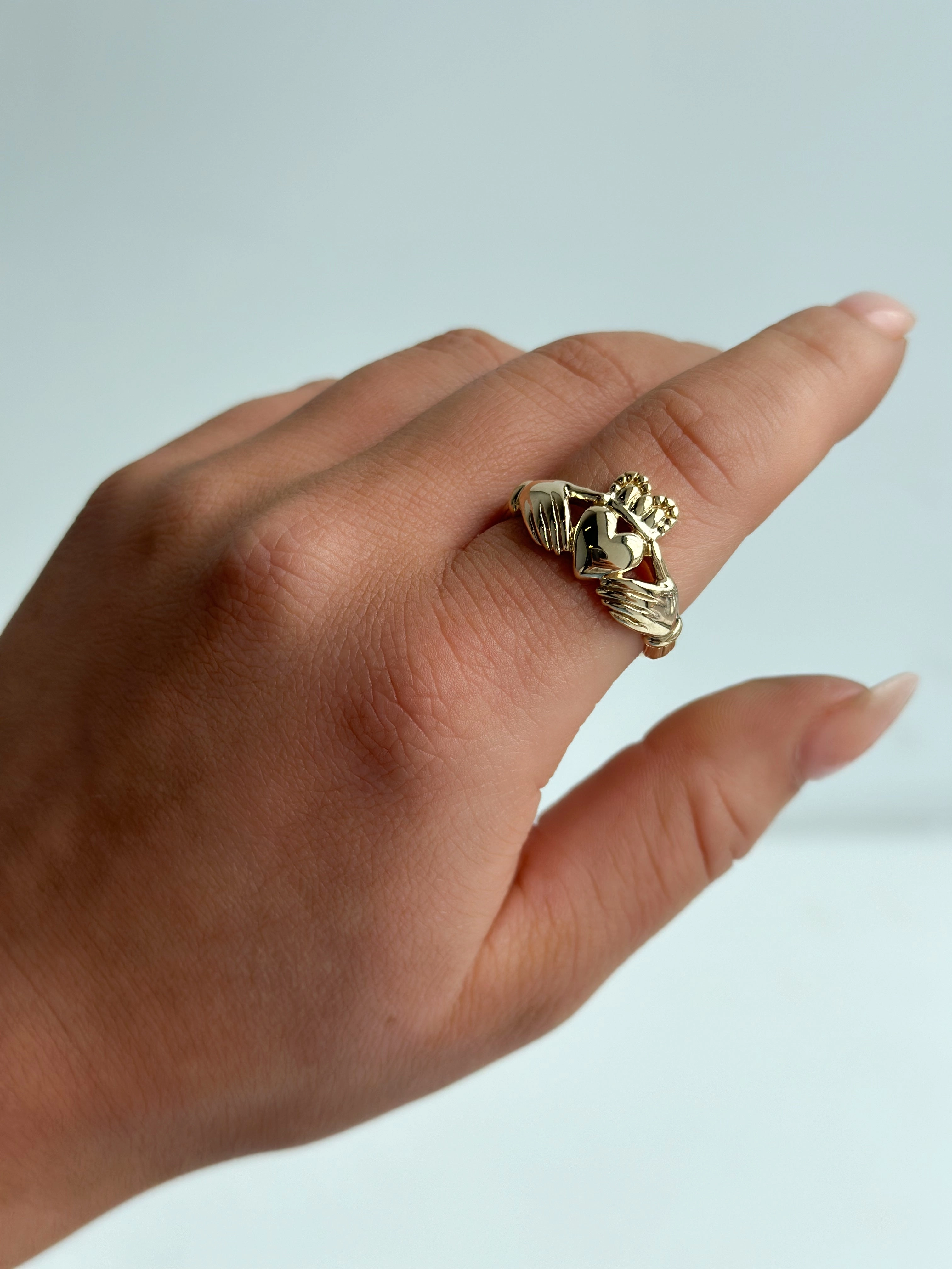 Vintage 9ct Yellow Gold Ladies Claddagh Ring